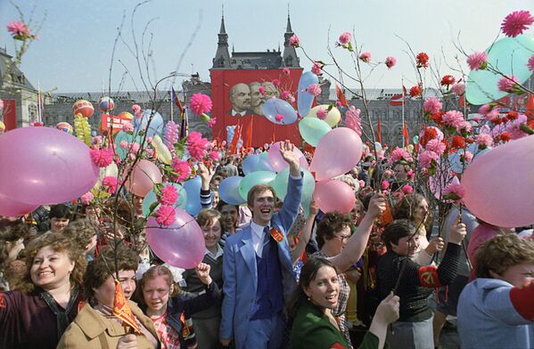 Праздничная первомайская демонстрация трудящихся столицы на Красной площади, 1984 год - Sputnik Литва