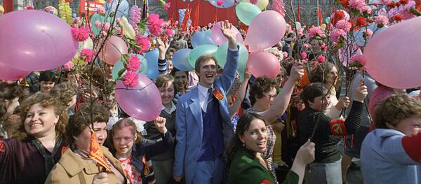 Праздничная первомайская демонстрация трудящихся столицы на Красной площади, 1984 год Праздничная первомайская демонстрация трудящихся столицы на Красной площади, 1984 год - Sputnik Lietuva