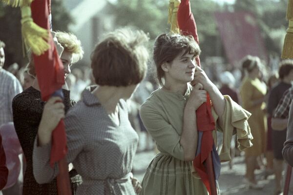 Работницы Тираспольской швейной фабрики имени 40-летия ВЛКСМ на праздновании 1 мая, 1964 год - Sputnik Lietuva