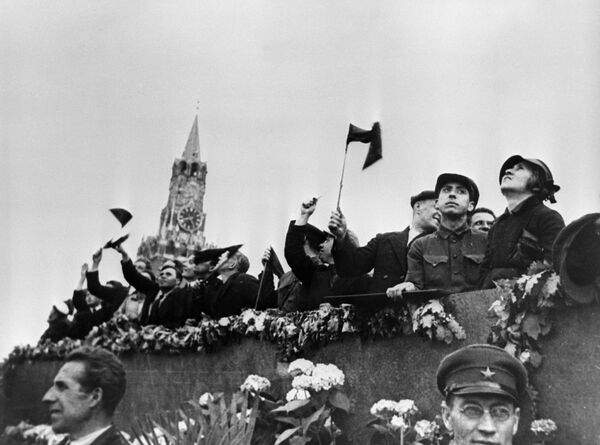 Гости Москвы на трибуне мавзолея Ленина во время первомайской демонстрации на Красной площади, 1934 год - Sputnik Литва
