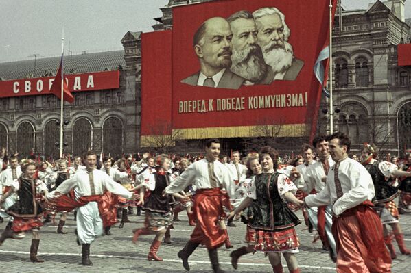 Выступление участников художественной самодеятельности на Красной площади во время празднования Дня международной солидарности трудящихся, 1964 год - Sputnik Lietuva