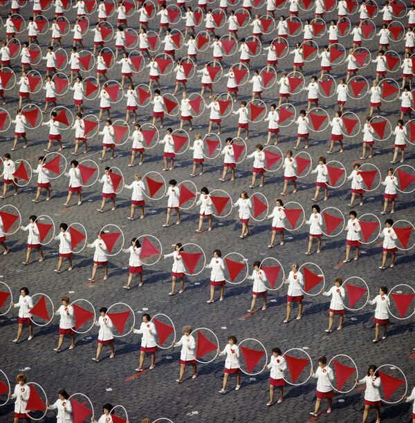 Выступление физкультурников на Красной площади в Москве в честь Дня международной солидарности трудящихся, 1974 год - Sputnik Lietuva