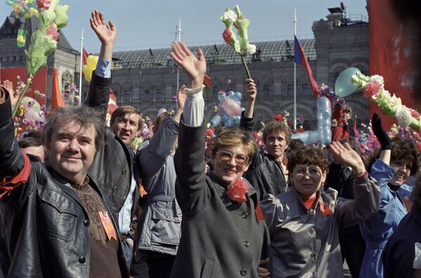 Первомайская демонстрация трудящихся на Красной площади в Москве, 1988 год - Sputnik Литва
