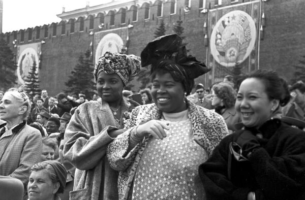 Гости из Африки на демонстрации в Международный День солидарности трудящихся, 1960 год - Sputnik Литва