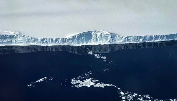 Отображение западного края айсберга А-68 в спокойной воде  - Sputnik Lietuva