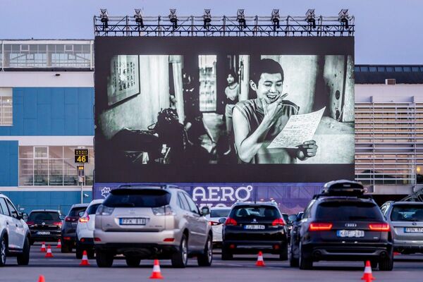 Vilniaus oro uostas virto autokino teatro erdve ir rodo Kino pavasario seansus Vilniaus oro uostas virto autokino teatro erdve ir rodo Kino pavasario seansus - Sputnik Lietuva
