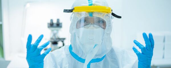 Врач в защитном костюме от коронавируса Врач в защитном костюме от коронавируса - Sputnik Литва