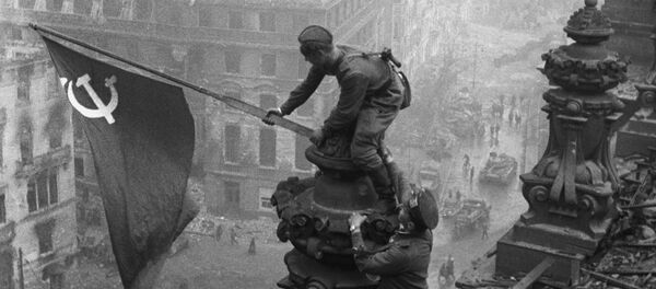 Знамя Победы на здании Рейхстага в Берлине - Sputnik Литва