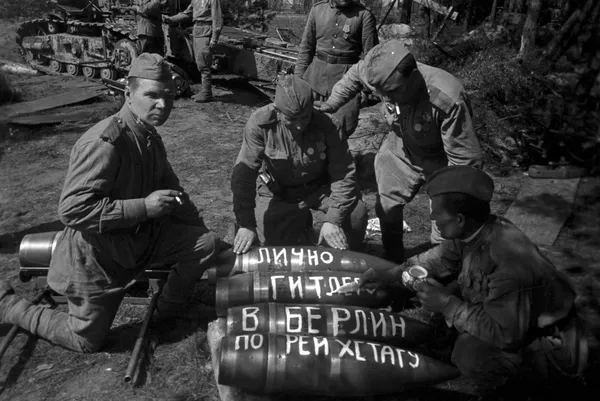 Rusijos gynybos ministerija išslaptino dokumentus apie Berlyno išlaisvinimą 1945 metais Rusijos gynybos ministerija išslaptino dokumentus apie Berlyno išlaisvinimą 1945 metais - Sputnik Lietuva