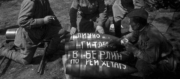 Советские артиллеристы готовятся к штурму Берлина, 1 мая 1945 года Советские артиллеристы готовятся к штурму Берлина, 1 мая 1945 года - Sputnik Литва