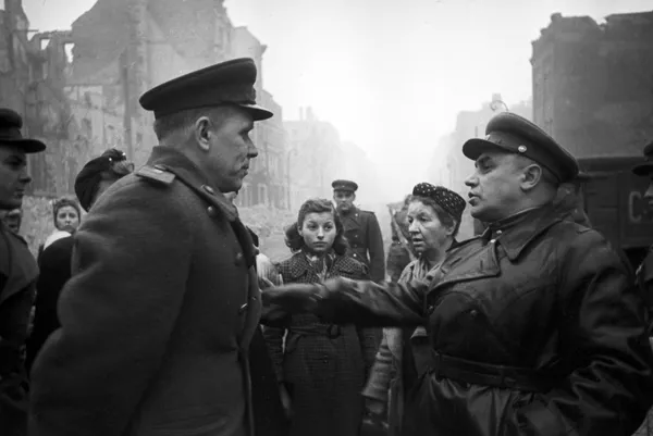 Rusijos gynybos ministerija išslaptino dokumentus apie Berlyno išlaisvinimą 1945 metais Rusijos gynybos ministerija išslaptino dokumentus apie Berlyno išlaisvinimą 1945 metais - Sputnik Lietuva