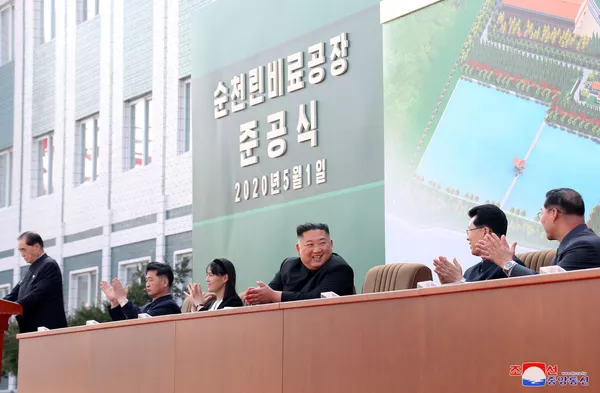 Pirmą kartą po kelių savaičių. Pasirodė nuotraukos su Kim Čong Inu viešumoje Pirmą kartą po kelių savaičių. Pasirodė nuotraukos su Kim Čong Inu viešumoje - Sputnik Lietuva