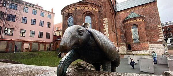 Рига, скульптура на фоне Домского собора, архивное фото Рига, скульптура на фоне Домского собора, архивное фото - Sputnik Литва