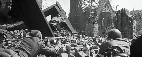 Советские солдаты ведут уличный бой, архивное фото Советские солдаты ведут уличный бой, архивное фото - Sputnik Lietuva