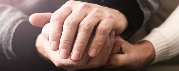 Руки пожилой пары, архивное фото Руки пожилой пары, архивное фото - Sputnik Литва