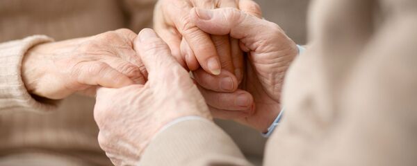 Руки пожилой пары, архивное фото - Sputnik Литва