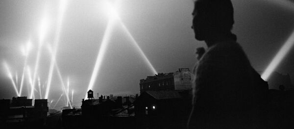 Лучи прожекторов войск ПВО освещают небо Москвы - Sputnik Литва