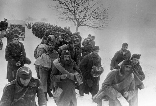 Взятые советскими войсками пленные направляются в тыл, 2-й Украинский фронт - Sputnik Литва