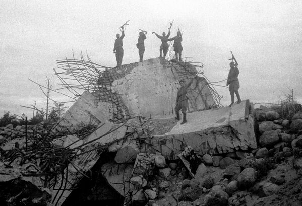 Красноармейцы на обломках одного из немецких дотов, Ленинградский фронт - Sputnik Литва