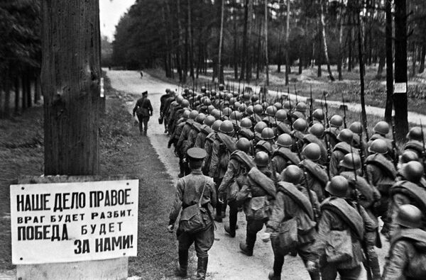 Mobilizacija. Karių kolonos juda į priekį. Maskva, 1941 metų birželio 23 diena. - Sputnik Lietuva