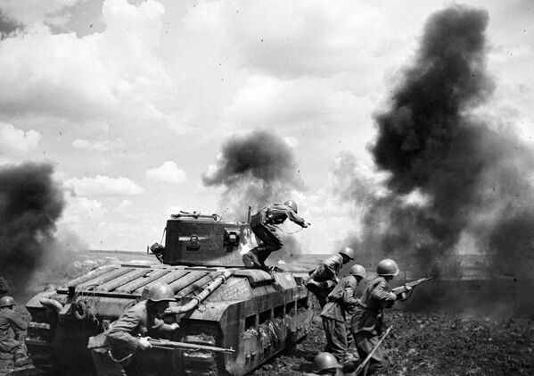 Танковый десант майора Мозгова во время боя в районе Змиева, Юго-Западный фронт - Sputnik Литва