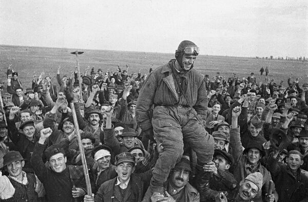 Жители деревни Омолица приветствуют советского летчика Семена Бойко, прилетевшего первым на югославскую землю - Sputnik Литва