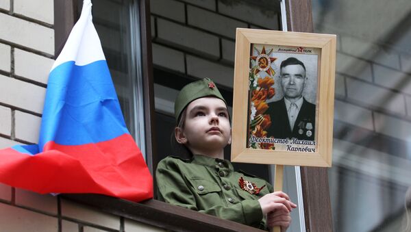 Девочка наблюдает из окна за персональным парадом для ветеранов Великой Отечественной войны - Sputnik Литва