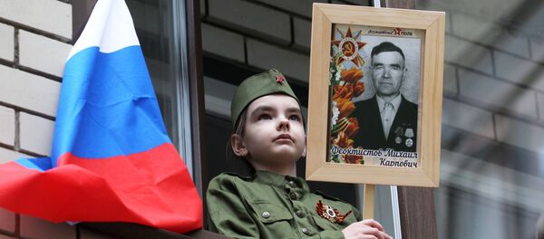 Девочка наблюдает из окна за персональным парадом для ветеранов Великой Отечественной войны - Sputnik Литва