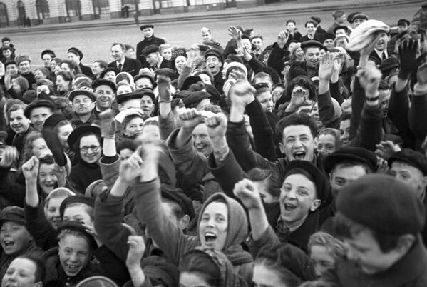 Москвичи на Красной площади утром в День Победы советского народа в Великой Отечественной войне 1941-1945 годов - Sputnik Lietuva