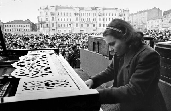 Пианистка Московской консерватории Нина Петровна Емельянова 9 мая 1945 года  - Sputnik Lietuva