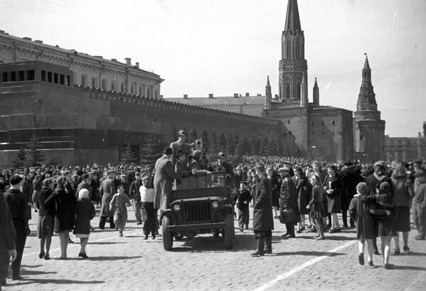 Приезд кинохроники на Красную площадь 9 мая 1945 года  - Sputnik Lietuva
