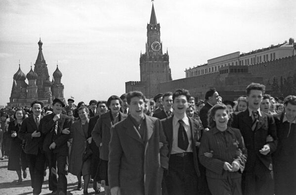 Народное гулянье на Красной площади в честь победы советского народа над фашистской Германией в Великой Отечественной войне - Sputnik Lietuva