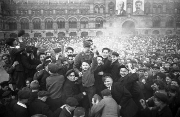 Москвичи на Красной площади в День Победы 9 мая 1945 года - Sputnik Lietuva