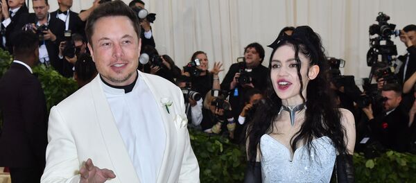 Elonas Maskas ir dainininkė Grimes - Sputnik Lietuva