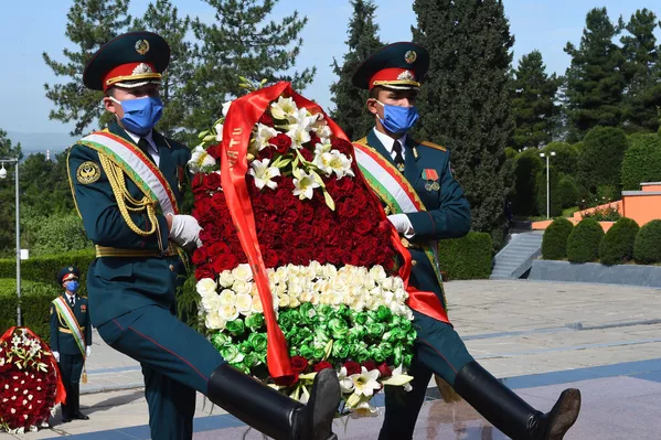 Церемония возложения венков в честь 75-летия Победы в Таджикистане Церемония возложения венков в честь 75-летия Победы в Таджикистане - Sputnik Lietuva
