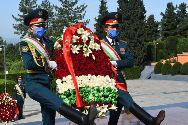Церемония возложения венков в честь 75-летия Победы в Таджикистане - Sputnik Lietuva