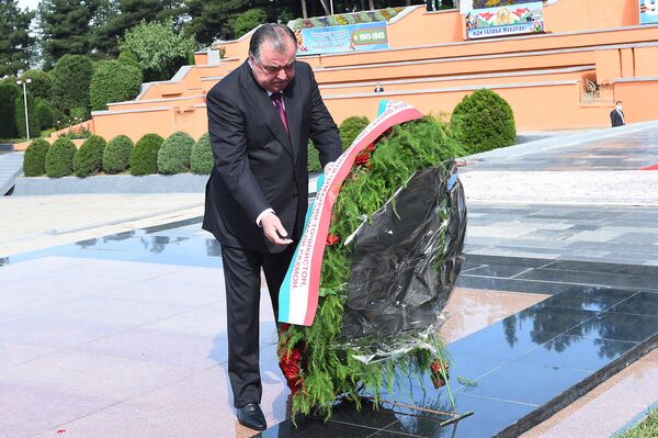 Президент Республики Таджикистан Эмомали Рахмон возложил цветы - Sputnik Lietuva