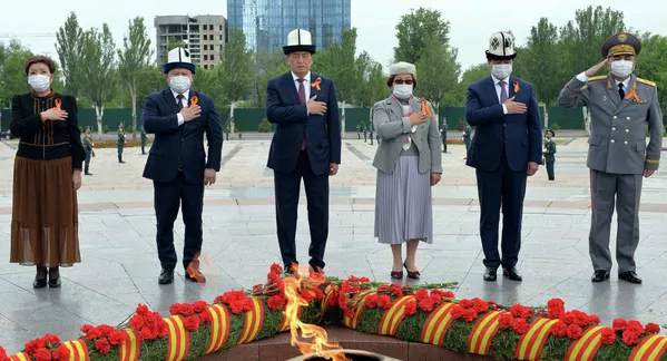 На площади Победы в Бишкеке в честь 75-летия Победы в Великой Отечественной войне состоялся митинг-реквием с участием первых лиц государства (9 мая 2020). Кыргызстан На площади Победы в Бишкеке в честь 75-летия Победы в Великой Отечественной войне состоялся митинг-реквием с участием первых лиц государства (9 мая 2020). Кыргызстан - Sputnik Lietuva
