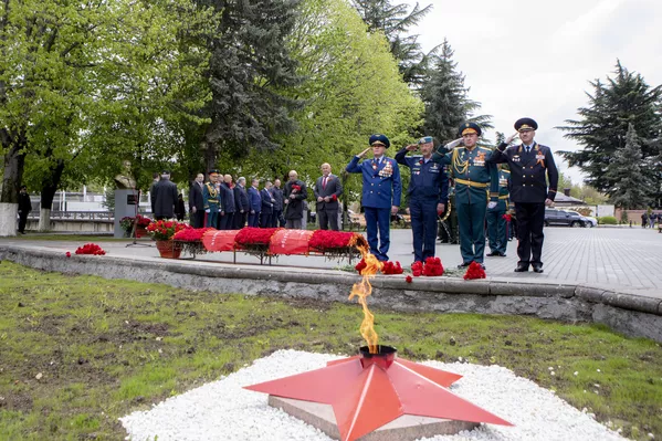 В день празднования 75-й годовщины Победы в Великой Отечественной войне в югоосетинской столице возложили гирлянду Славы у Вечного огня (9 мая 2020). Южная Осетия В день празднования 75-й годовщины Победы в Великой Отечественной войне в югоосетинской столице возложили гирлянду Славы у Вечного огня (9 мая 2020). Южная Осетия - Sputnik Lietuva