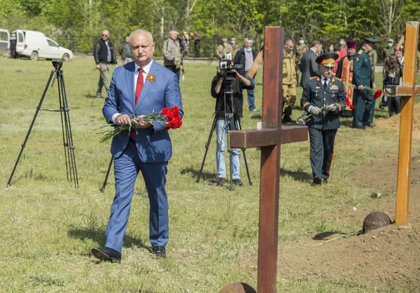 Президент Молдовы Игорь Додон на мемориальном комплексе Шерпенский пладцарм в день 75-летия Победы в Великой Отечественной войне (9 мая 2020). Молдова Президент Молдовы Игорь Додон на мемориальном комплексе Шерпенский пладцарм в день 75-летия Победы в Великой Отечественной войне (9 мая 2020). Молдова - Sputnik Lietuva