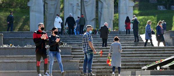 Маски и возложение цветов: как отметили День Победы в Ближнем зарубежье - Sputnik Литва
