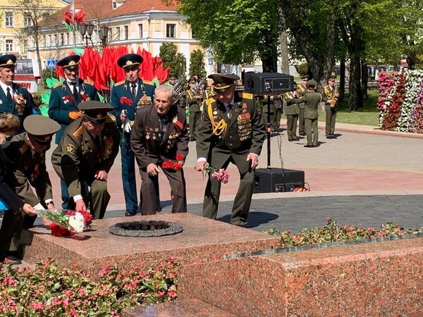 Ветераны вооруженных сил возложили цветы в Гродно в память о павших в Великой Отечественной войне  (9 мая 2020). Беларусь - Sputnik Lietuva