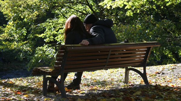 Осенний парк - место для задушевных бесед и объяснений в любви - Sputnik Lietuva