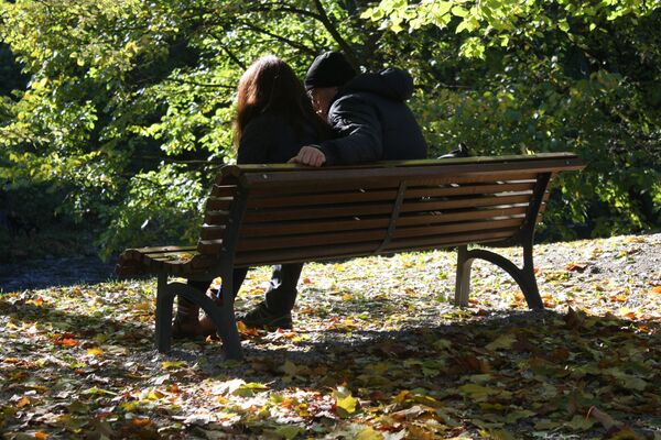 Осенний парк - место для задушевных бесед и объяснений в любви - Sputnik Литва