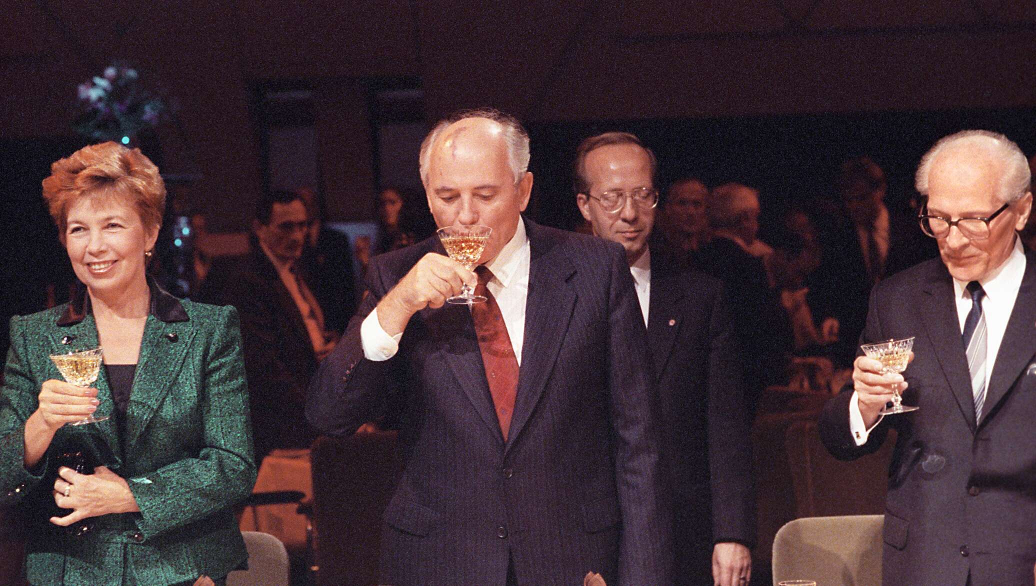 Роль горбачева в гдр кто играет. Горбачев в ГДР. Визит Горбачева в ФРГ 1989.