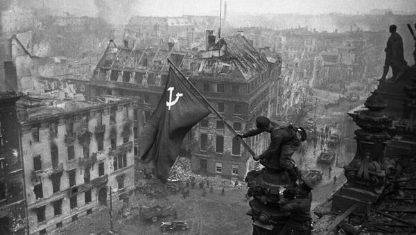 Знамя Победы на здании Рейхстага в Берлине, архивное фото - Sputnik Lietuva