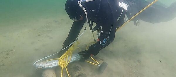 Видео нейтрализации снаряда на озере в Литве - Sputnik Литва