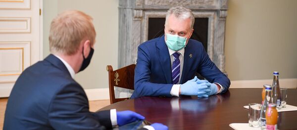 Встреча президента Литвы Гитанаса Науседы с государственным контролером Миндаугасом Мацияускасом, 13 мая 2020 года - Sputnik Литва