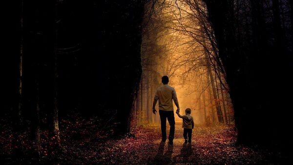 Tėvas vaikščioja su sūnumi - Sputnik Lietuva