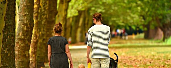 Семья на прогулке, архивное фото Семья на прогулке, архивное фото - Sputnik Lietuva